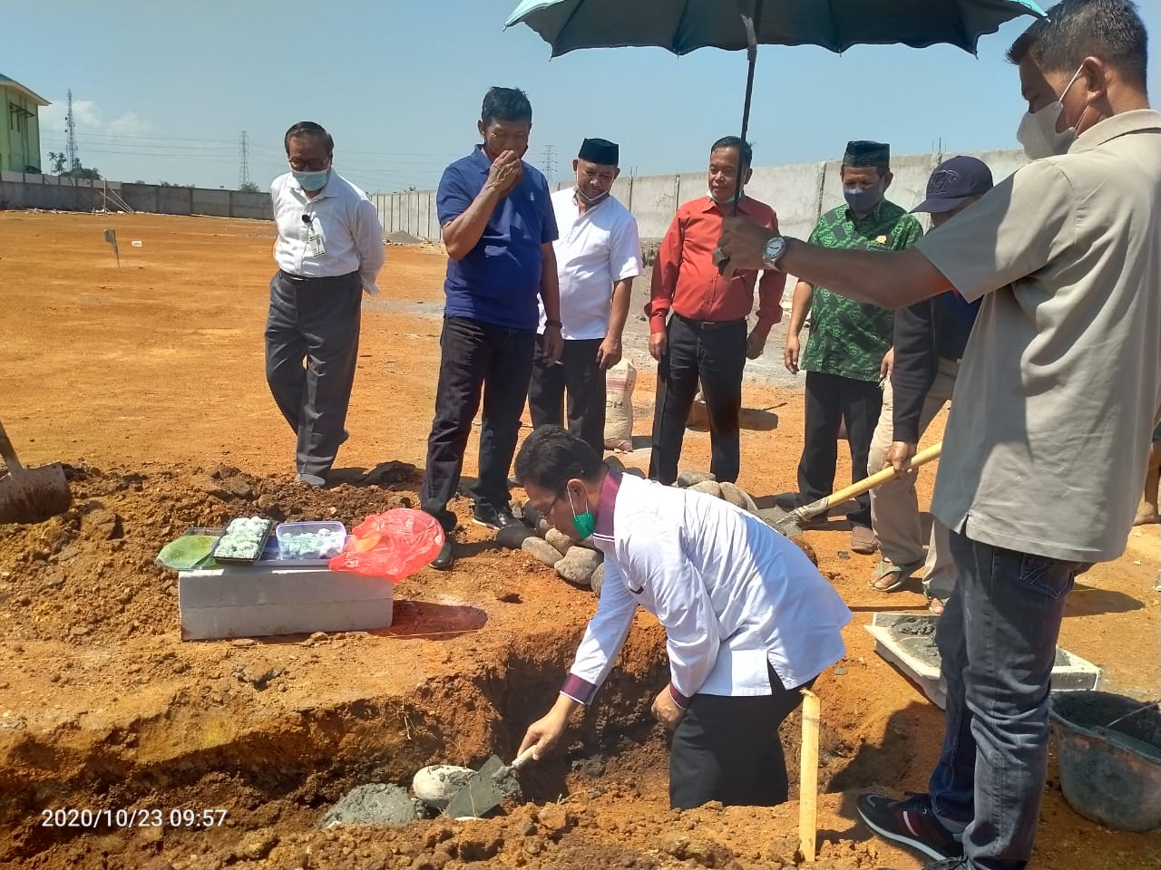 Peletakan Batu Pertama Pembangunan Asrama Putra Madrasah Arifah di Hari Jumat Barokah