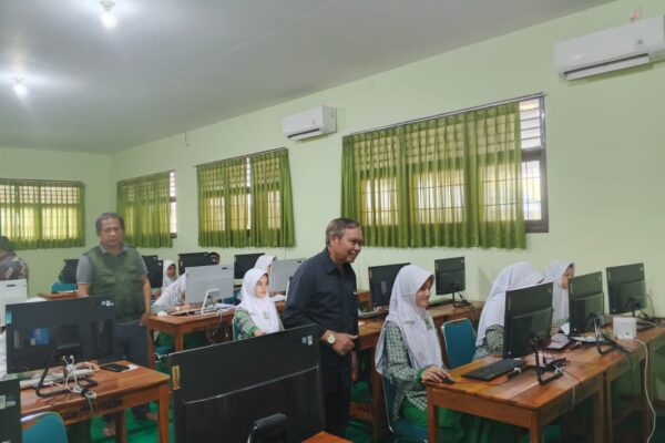 Direktur Madrasah Arifah, Meninjau pelaksanaan OSN-K di Labkom.