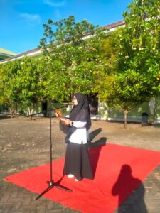 Upacara Senin di MA Arifah: Wakamad Kurikulum Kasih Jempol Buat Petugas, Ingatkan “Pintar Aja Gak Cukup!”